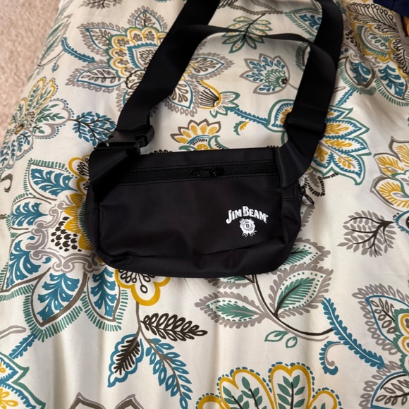 Official Chicago Cubs fanny pack, brand new, distributed by Jim Beam - Picture 2 of 3